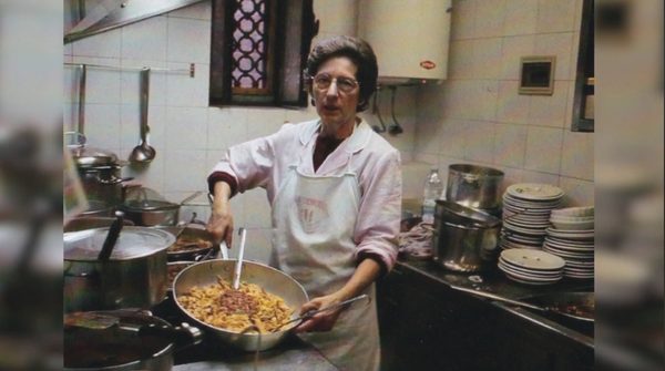 Bruna che cucina con una padella in mano