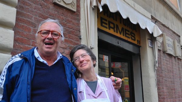 Ermes e Bruna sorridono insieme davanti alla trattoria