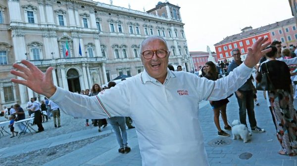 Ermes a braccia aperte in piazza a Modena, davanti al Palazzo Ducale